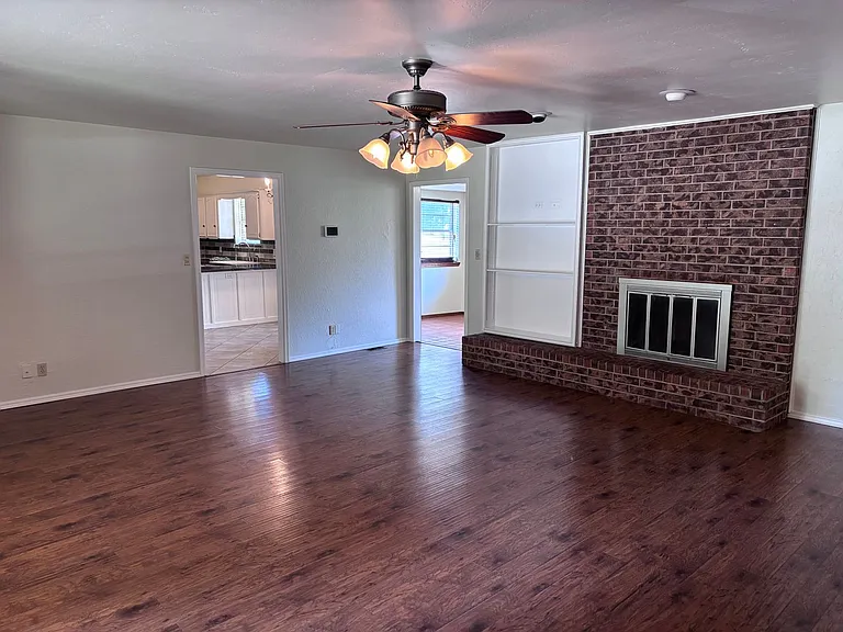 802 Amity Ln — Photo 5
