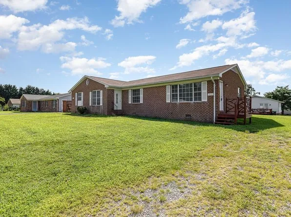 1824 Meadow Dr, Fredericksburg, VA 22405