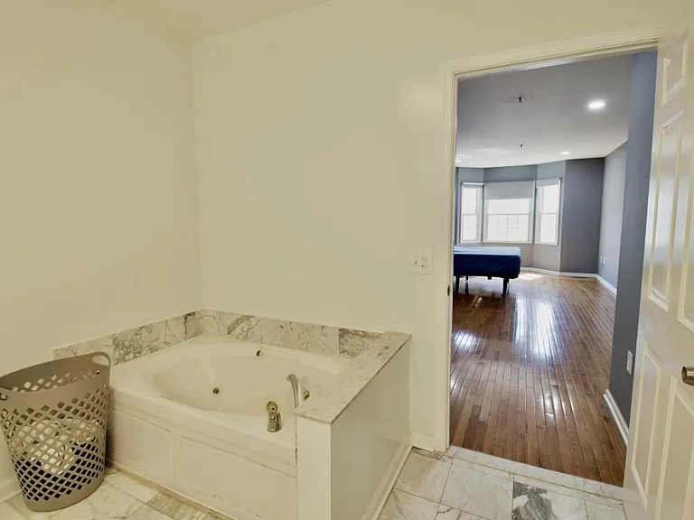 340 The Promenade — Photo 25