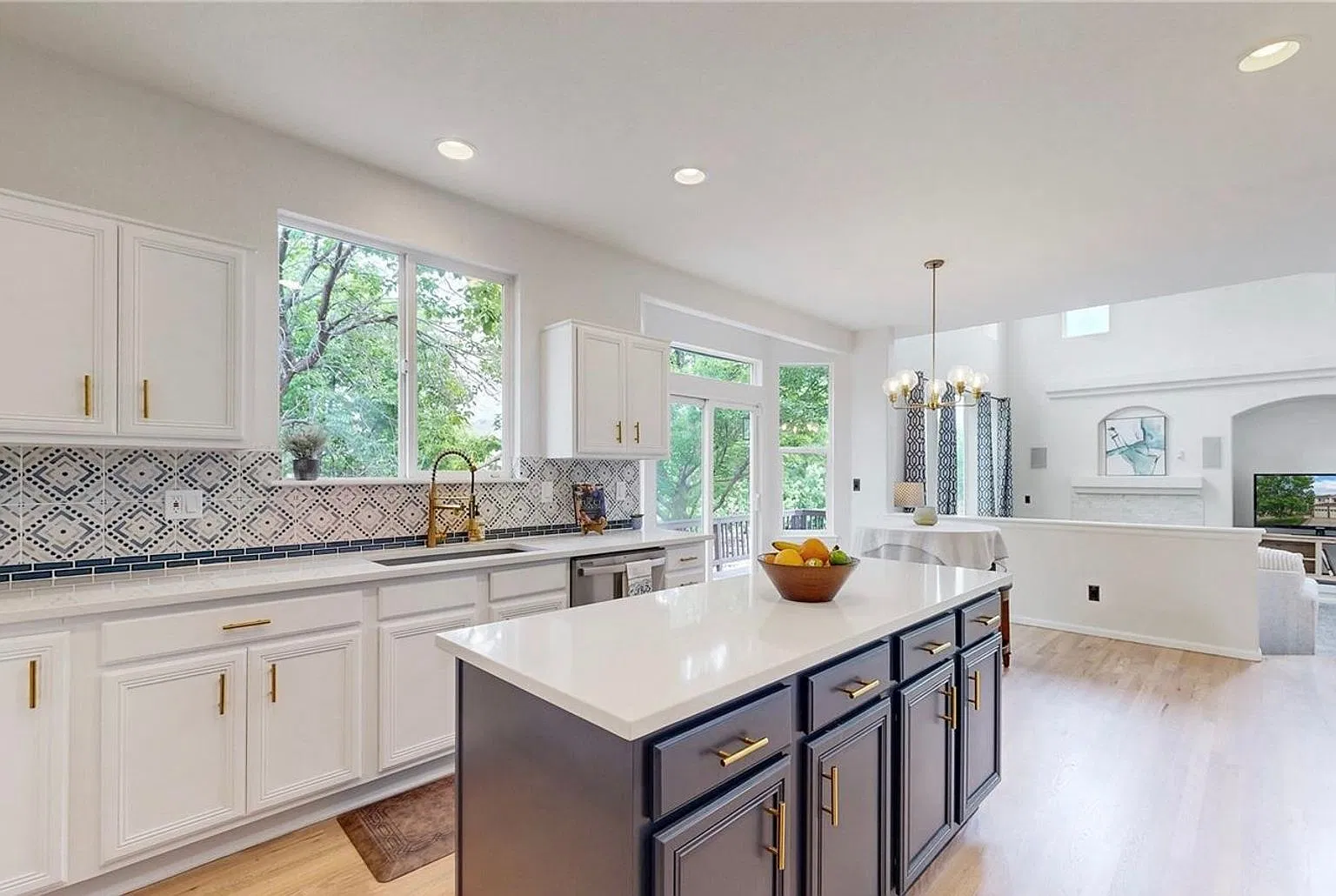 Beautifully Updated Home in Roxborough Village! — Photo 1