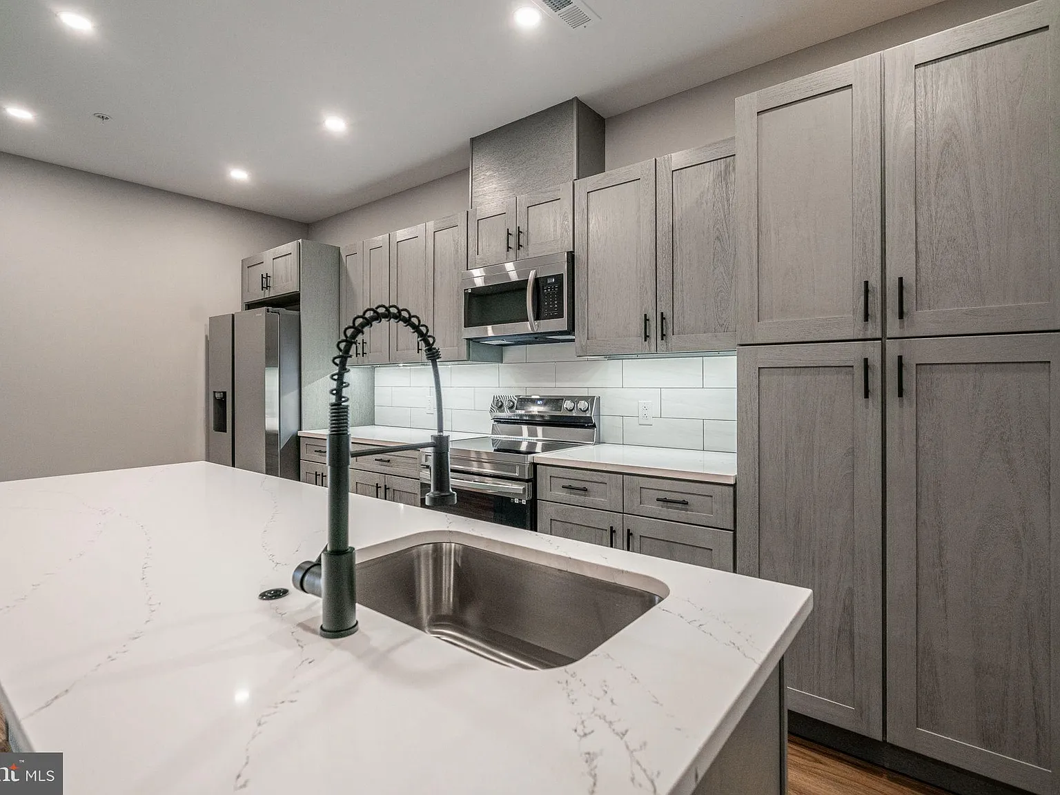 2 bed, 900 sqft, $3,200 — Photo 3