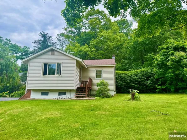 9 Camille Dr, Lake Hopatcong, NJ 07849