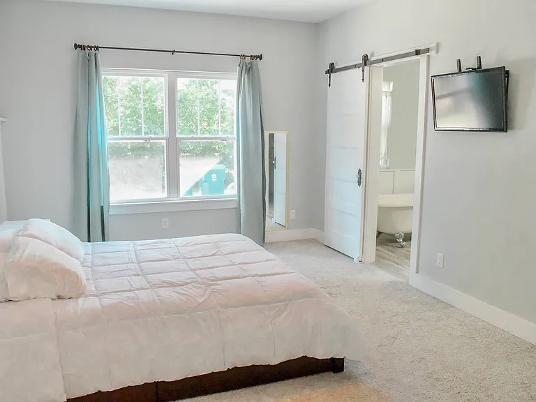 649 SW 2nd St — Photo 11