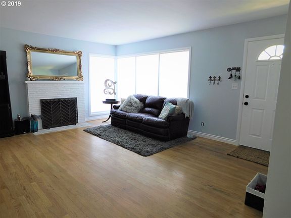 3rd image of 216 SE 102nd Ave