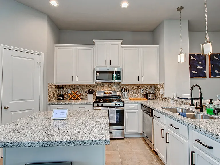 4151 Dupont St — Photo 29