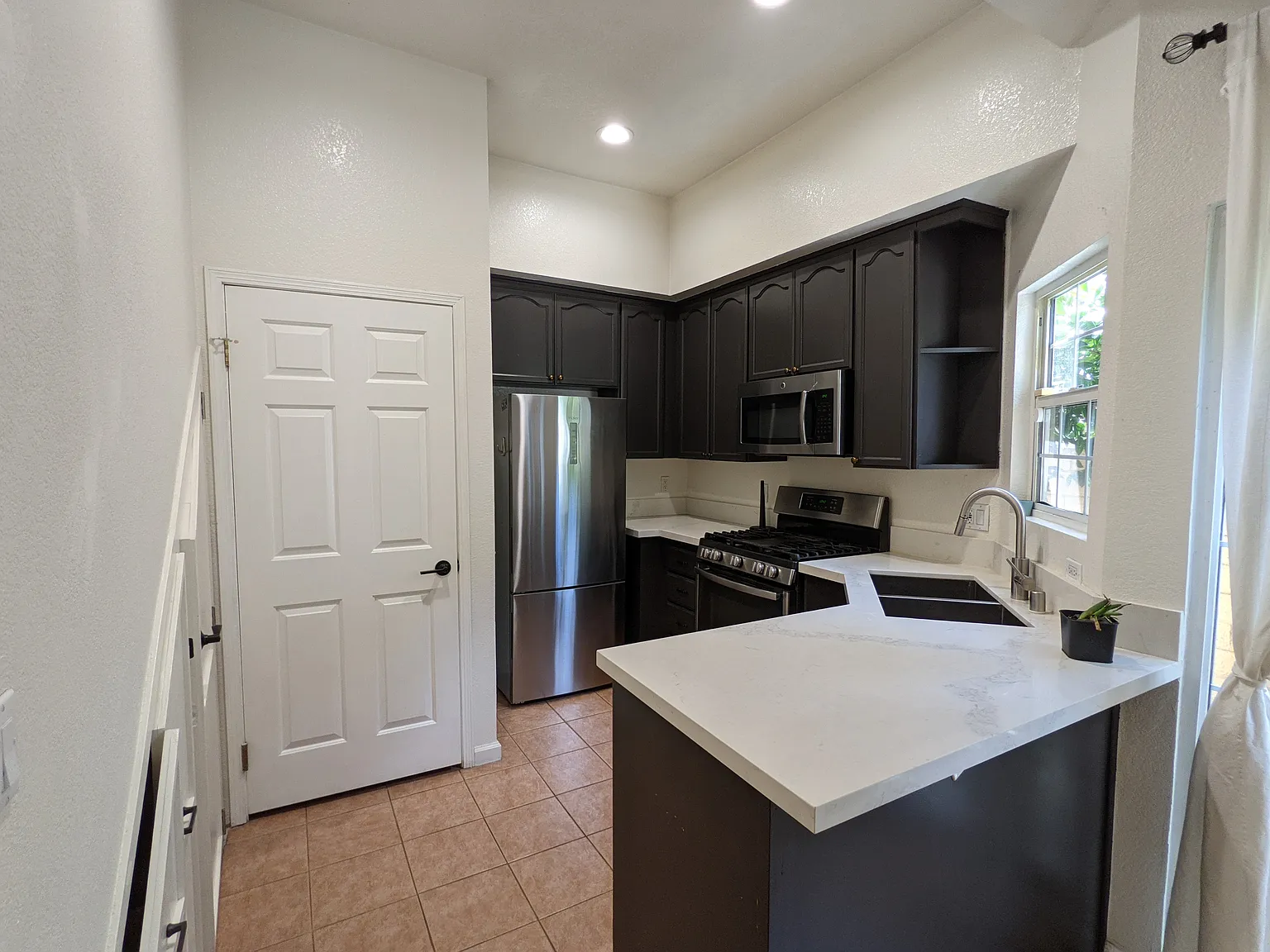 3 bed, 2.5 bath, 1306 sqft, $3,100 — Photo 4