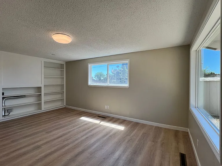 324 N Central Dr — Photo 16