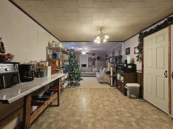 4th image of 829 Oak Springs Rd