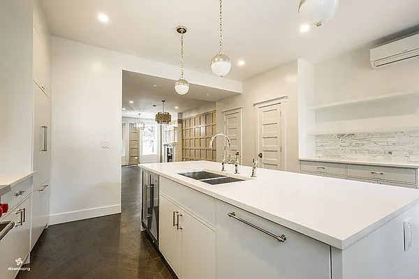 Rented by Dixon Advisory USA Inc. | media 5