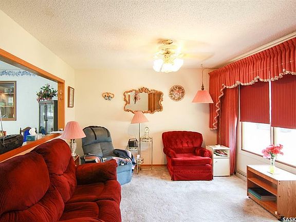 3rd image of 121 Gladstone Ave S