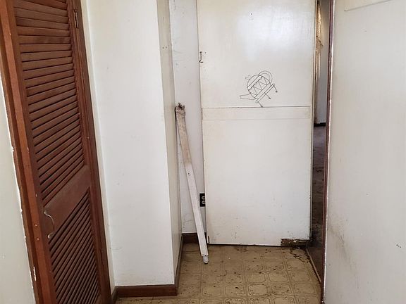 3rd image of 211 W 4th St