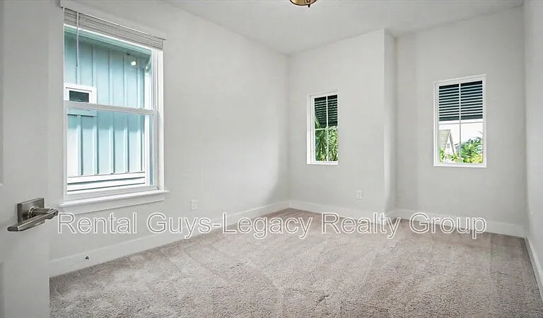 409 Crestview Dr — Photo 17