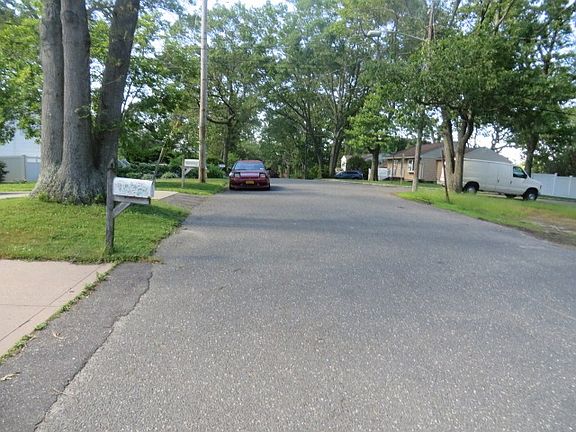 Exterior Neighborhood (street photo)