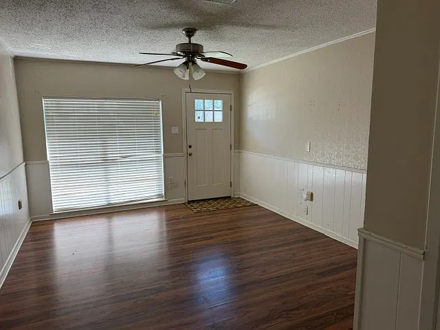 3 bed, 1.5 bath, 1049 sqft, $1,500 — Photo 2