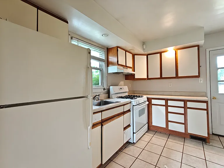 444 Colonial Rd — Photo 5