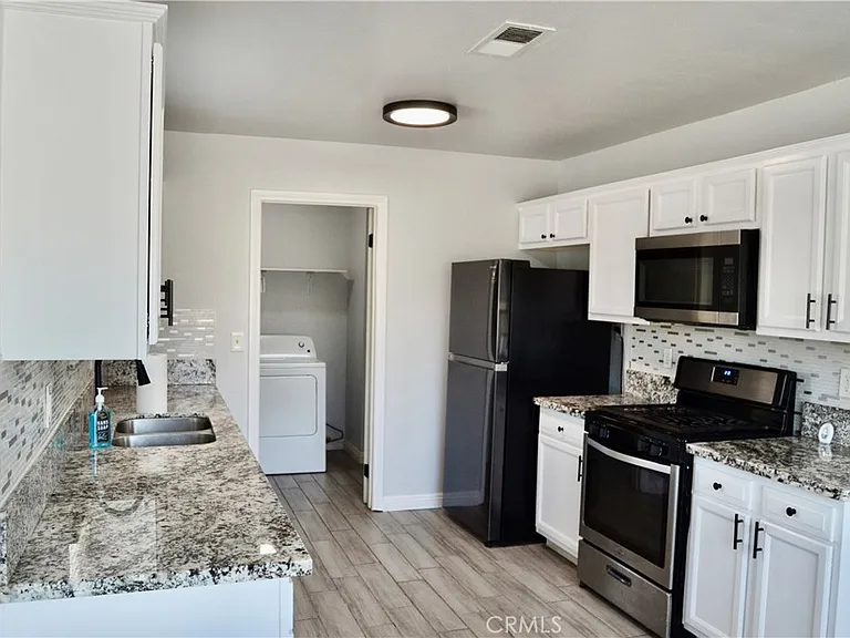 894 N Orange St — Photo 36
