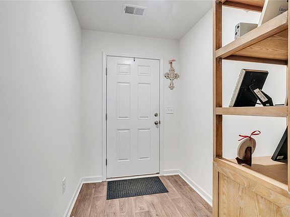 4th image of 463 Seaborn Cir