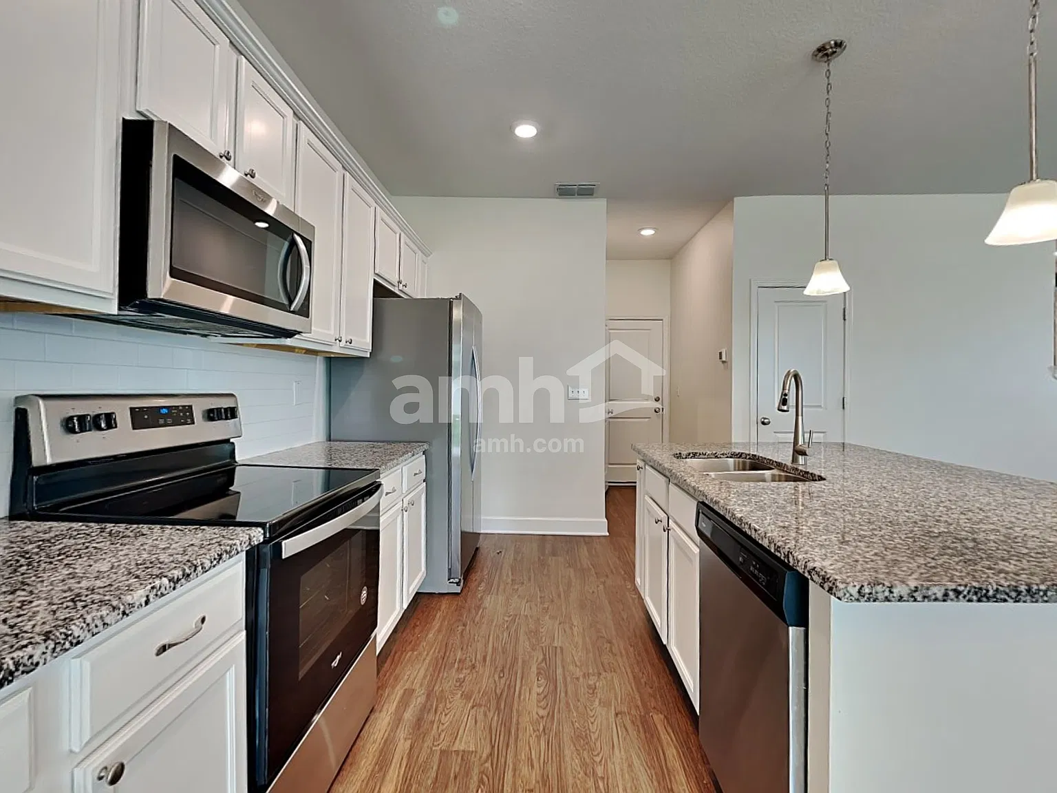 4 bed, 2.5 bath, 1977 sqft, $2,420 — Photo 3