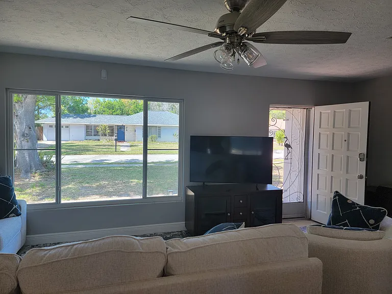 219 Crescent Ct E — Photo 20