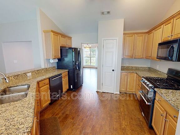 5th image of 210 Grimes Dr