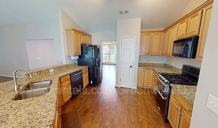 210 Grimes Dr — Photo 5
