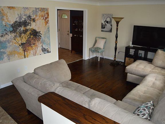 3rd image of 23643 Fenton St