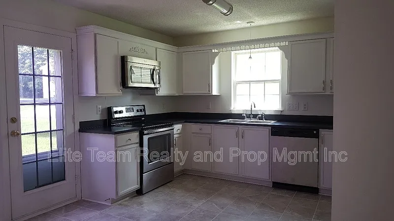 4 bed, 2.5 bath, 1975 sqft, $1,975 — Photo 2