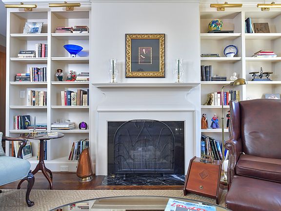 Living room wi gas fireplace