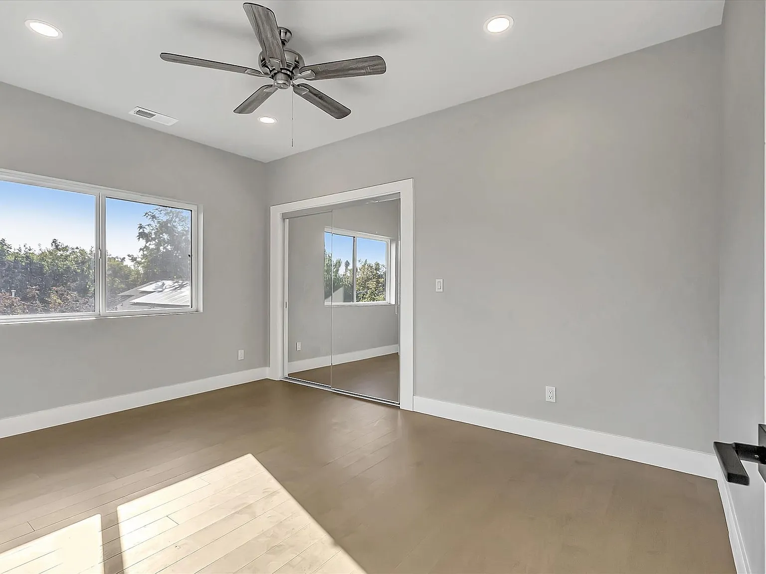 2 bed, 1.5 bath, 1000 sqft, $3,200 — Photo 2