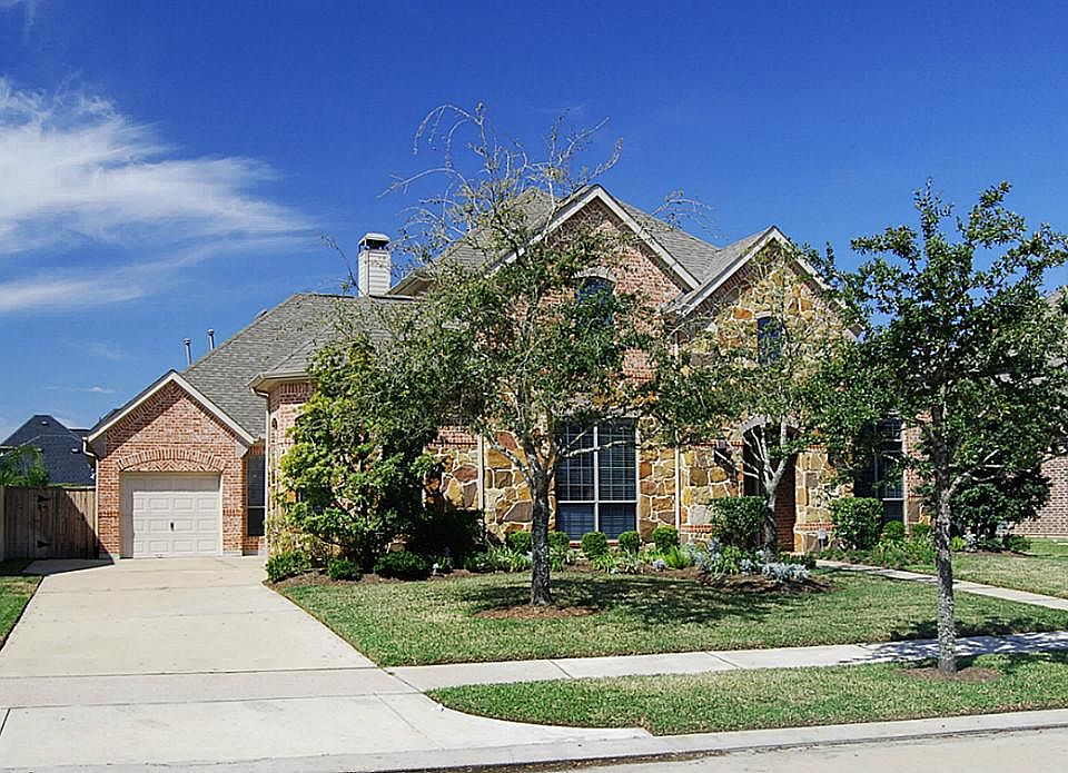 In a prized section of master-planned, golf course community and zoned to Katy School District. Feat
