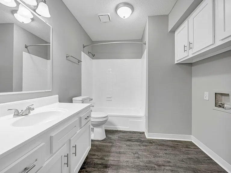 Landmark Woods Apartment Homes — Photo 36