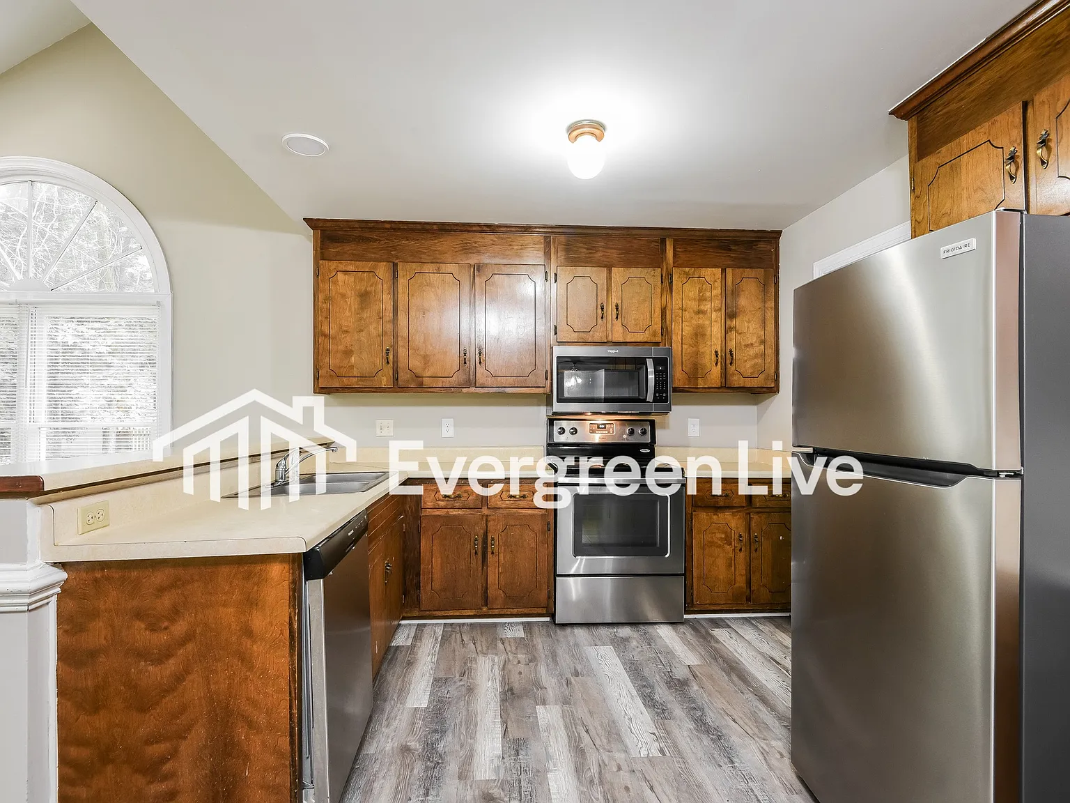 4 bed, 2.5 bath, 2410 sqft, $2,745 — Photo 4