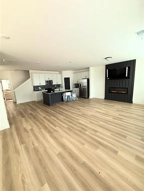 3 bed, 2.5 bath, 2219 sqft, $3,200 — Photo 2