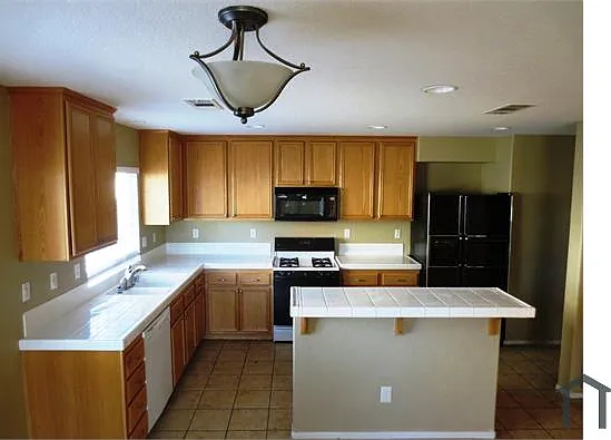 5 bed, 2632 sqft, $4,200 — Photo 3