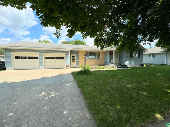 921 Russell St, Storm Lake, IA 50588