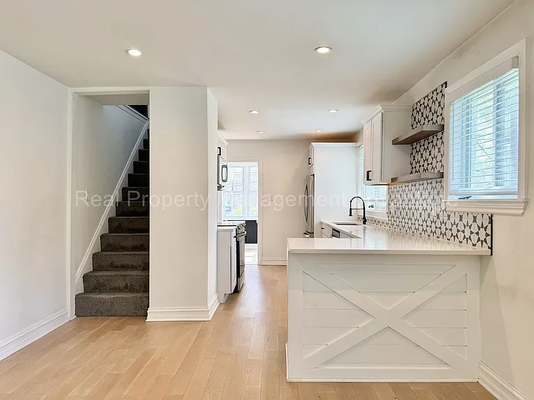 1330 E Chesterfield St — Photo 9