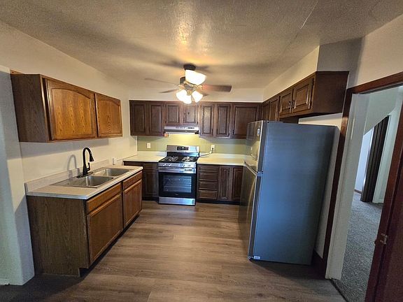 3rd image of 906 E 11th St