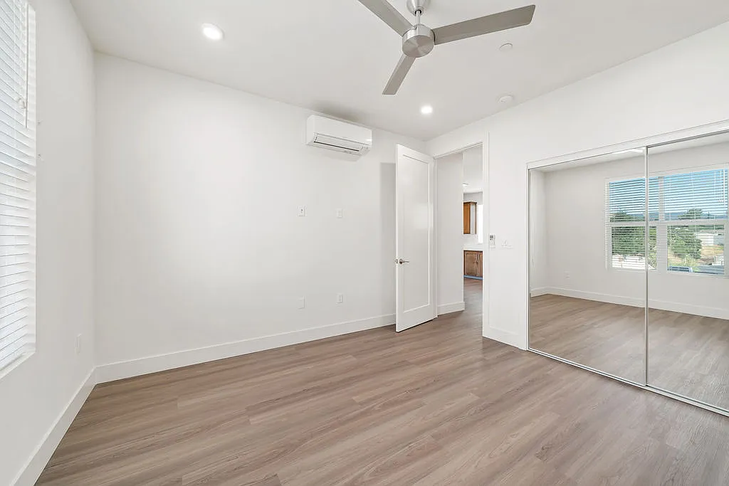 2 bed, 815 sqft, $2,600 — Photo 2