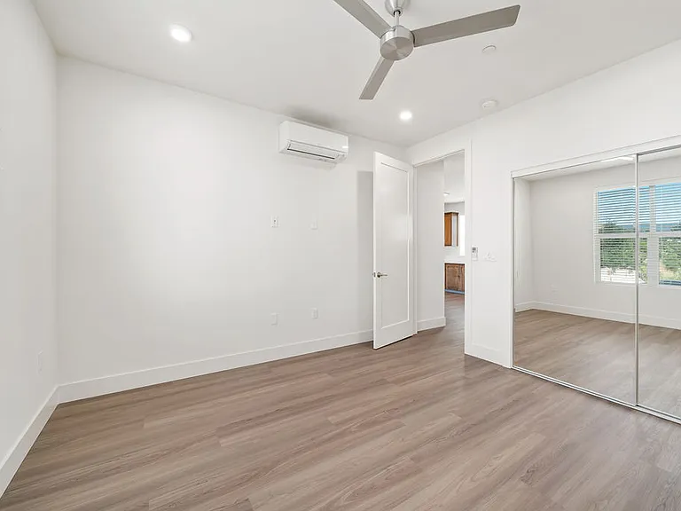 5802 Traffic Way — Photo 2