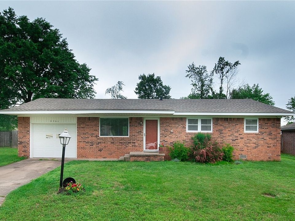 1st image of 2703 Summitt Dr