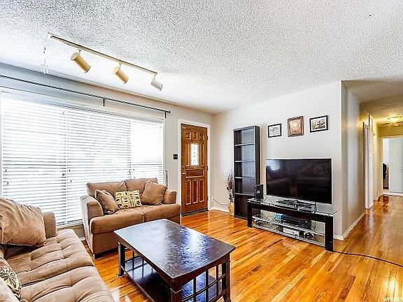 3rd image of 995 W Dupont Ave