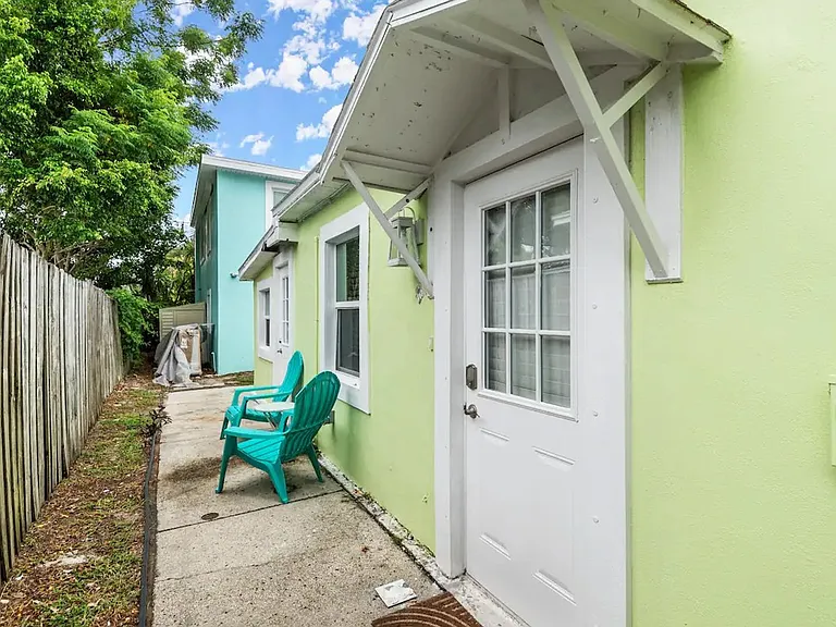 405 Locklie St — Photo 2