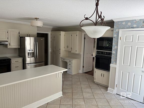 3rd image of 75 Vernon Dr