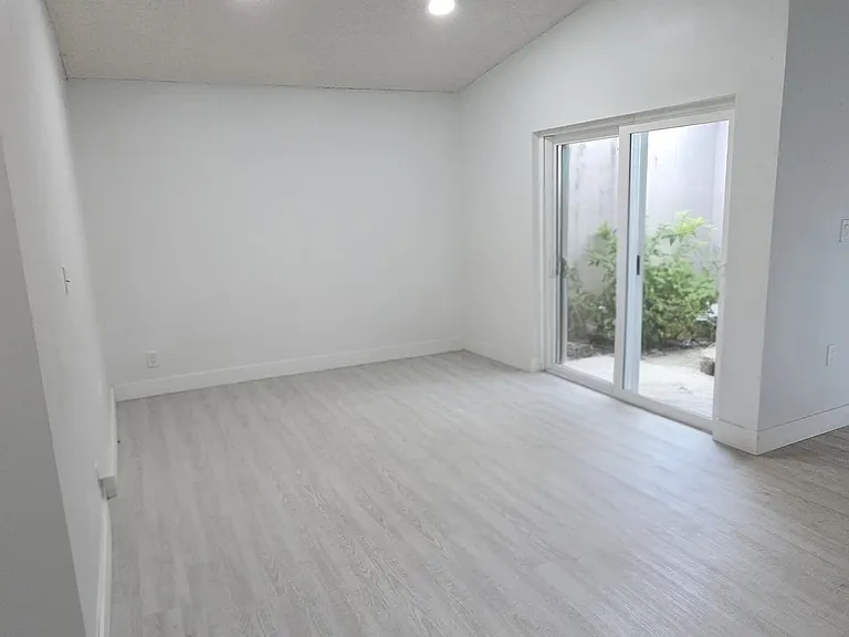 1291 SW 139th Pl — Photo 3