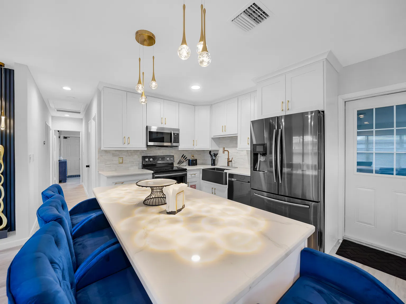 3 bed, 1136 sqft, $7,500 — Photo 3