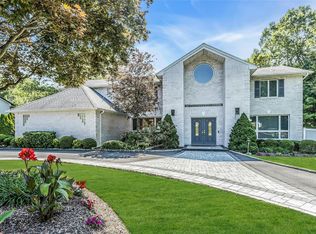 19 Susan Ln, Dix Hills, NY 11746