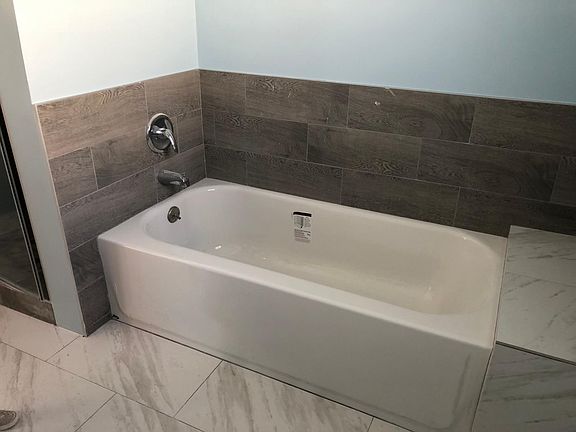 Brand new tub with bench
