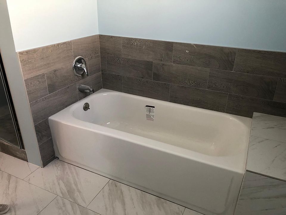 Brand new tub with bench