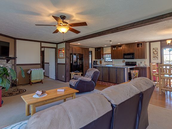4th image of 305 Mountain Meadows Dr
