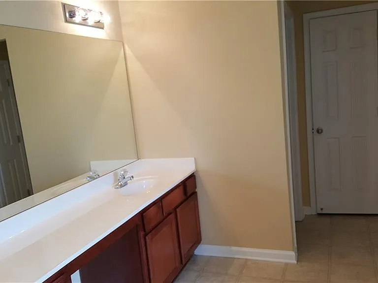 2036 Executive Dr — Photo 9